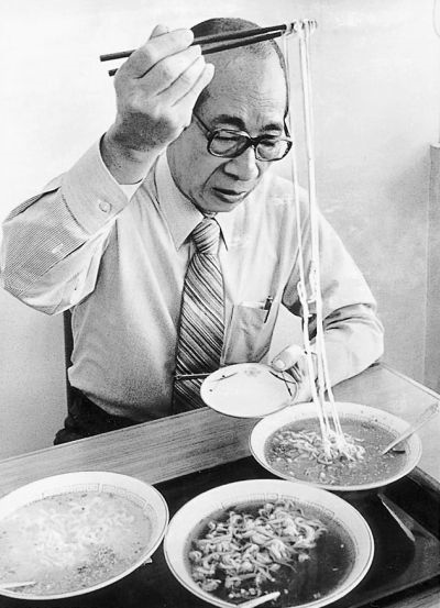 Momofuku eating noodle